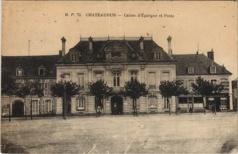 Carte postale ancienne Chateaudun Caisse d'Epargne et Poste France