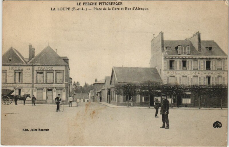 Carte postale ancienne La Loupe Place de la Gare et Rue d'Alencon France à La Loupe