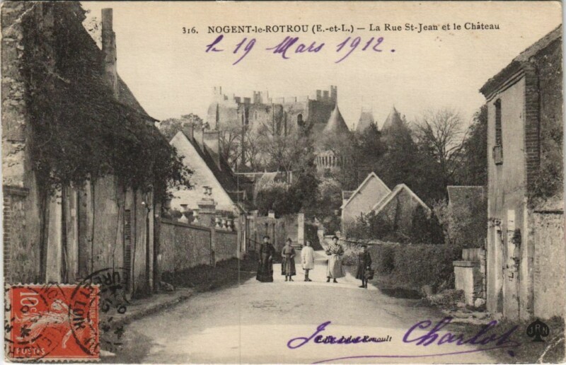 Carte postale ancienne Nogent-le-Rotrou La Rue St.Jean et le Chateau France à Nogent-le-Rotrou
