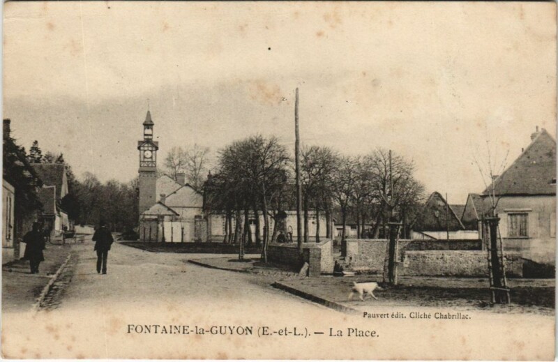 Carte postale ancienne La Place à Fontaine-la-Guyon