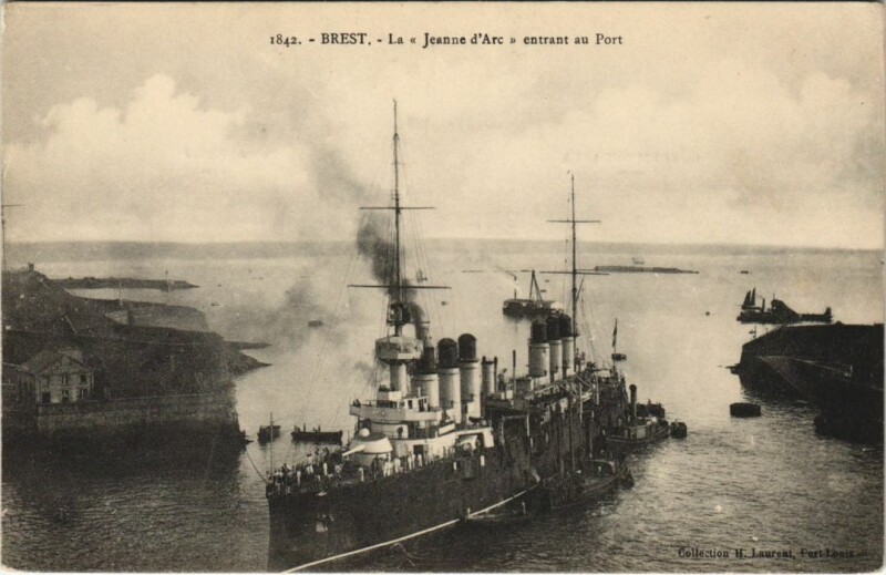Carte postale ancienne Brest - Le Jeanne-d'Arc Entrant au Port - Warship Ships