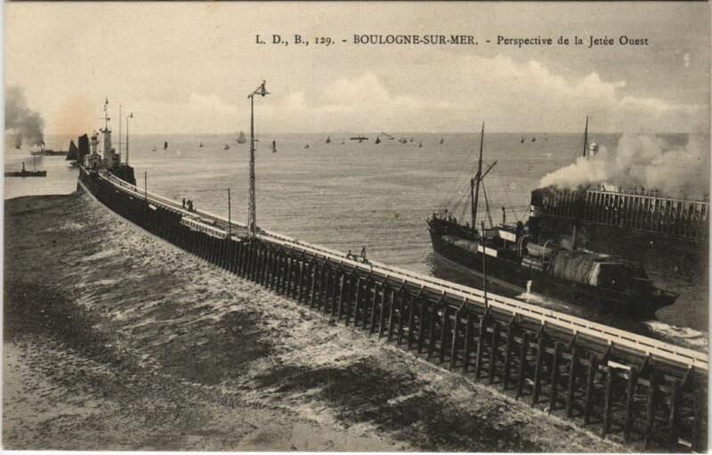 Carte postale ancienne Boulogne-sur-Mer - Perspective de la Jetee Ouest Ships