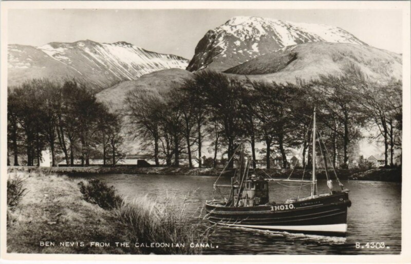 Carte postale ancienne Ben Nevis from the Caledonian Canal - Motorboat Ships
