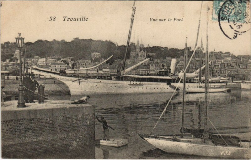 Carte postale ancienne Trouville - Vue sur le Port Ships