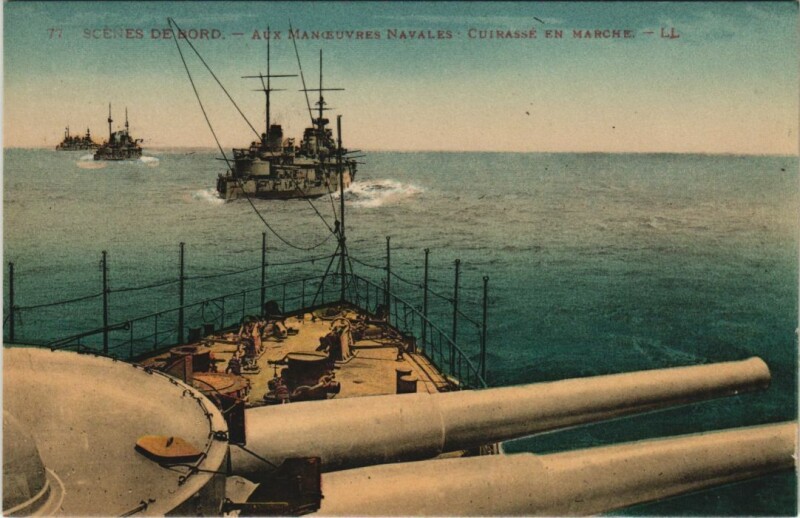 Carte postale ancienne Aux Manoeuvres Navales - Cuirasse en Marche Ships