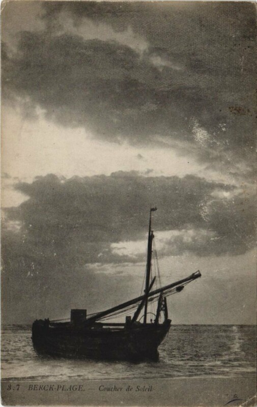 Carte postale ancienne Berck-Plage - Sailboat on the Shore Ships