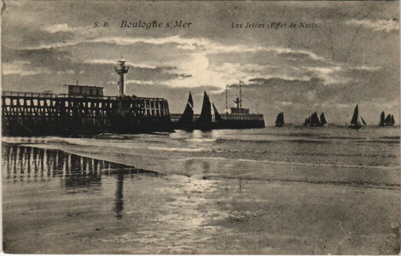 Carte postale ancienne Boulogne-sur-Mer - Les Jetees - Effet de Nuit Ships