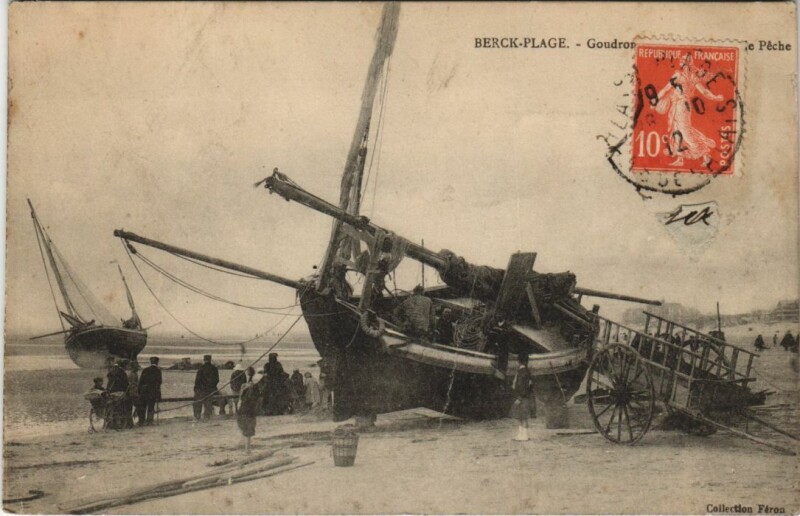 Carte postale ancienne Berck-Plage - Boats on the Shore Ships