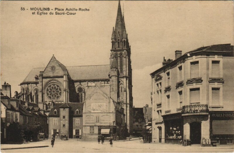 Carte postale ancienne Moulins Place Achille Roche,Eglise du Sacre Coeur à Moulins