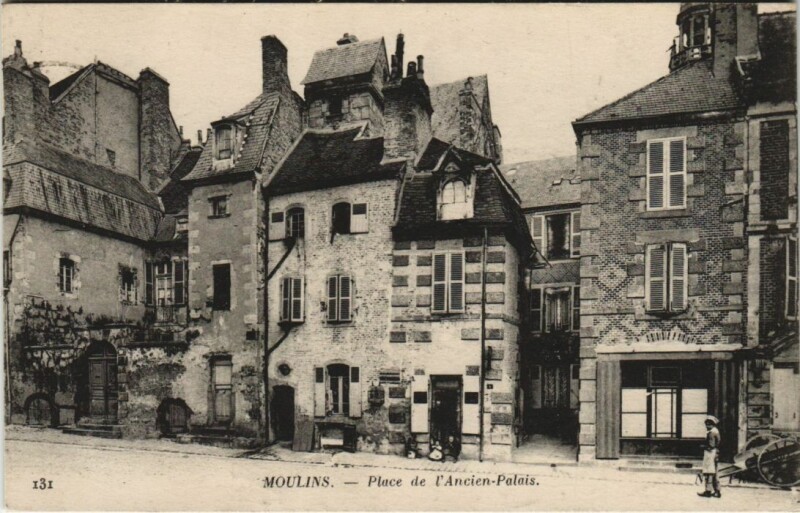 Carte postale ancienne Moulins Place de l'Ancien Palais à Moulins