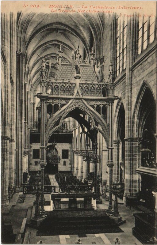 Carte postale ancienne Moulins La Cathedrale ,La Grande Nef à Moulins