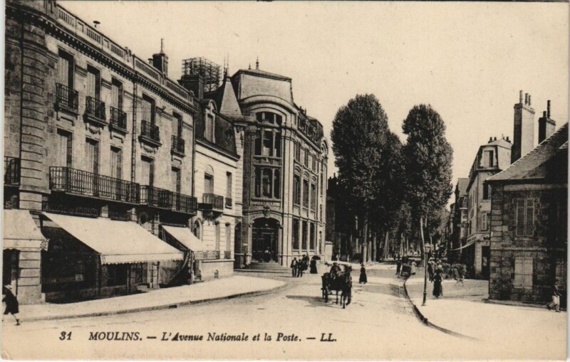 Carte postale ancienne Moulins Avenue Nationale et la Poste à Moulins