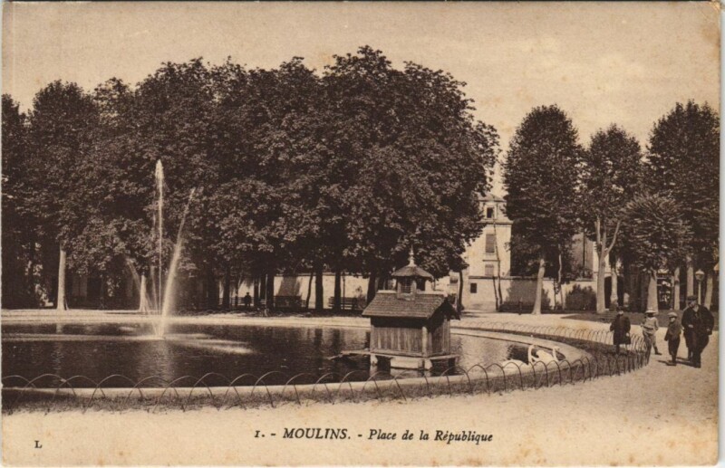 Carte postale ancienne Moulins Place de la Republique à Moulins