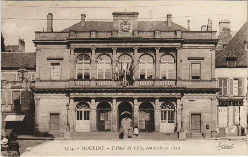 Carte postale ancienne Moulins Hotel de Ville à Moulins