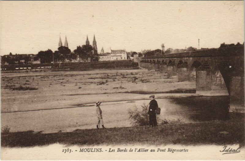 Carte postale ancienne Moulins Les Bords de l'Allier au Pont Regemortes à Moulins