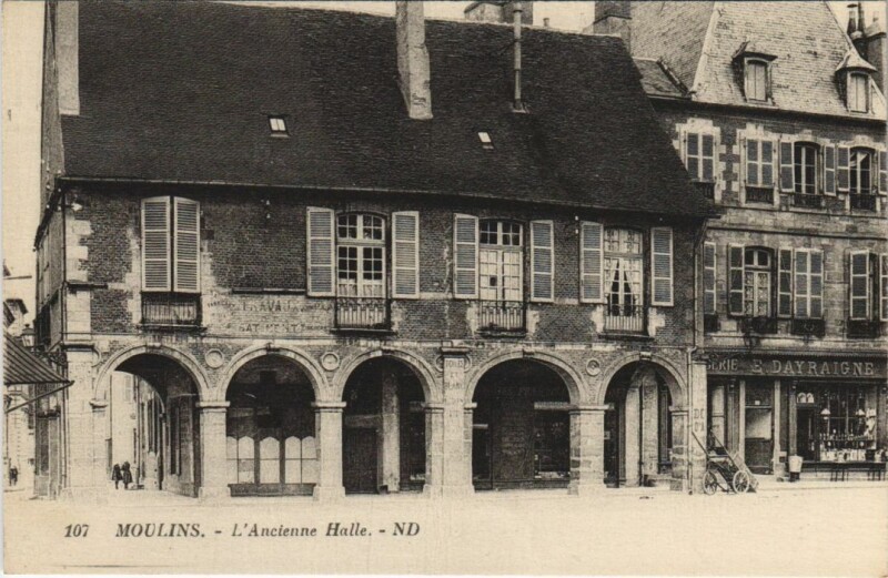Carte postale ancienne Moulins Ancienne Halle à Moulins
