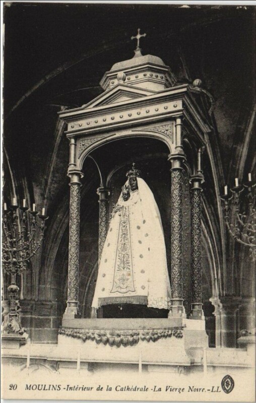 Carte postale ancienne Moulins Interieur de la Cathedrale ,Vierge Noire à Moulins