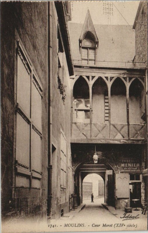 Carte postale ancienne Moulins Cour Moret à Moulins
