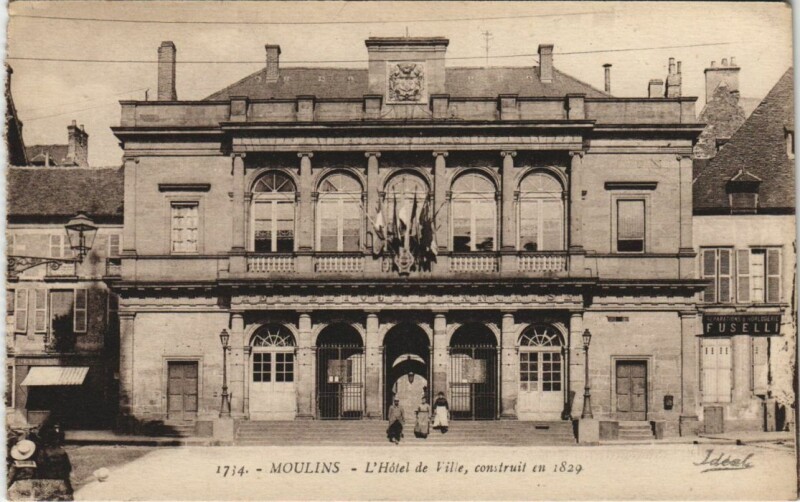 Carte postale ancienne Moulins Hotel de Ville à Moulins