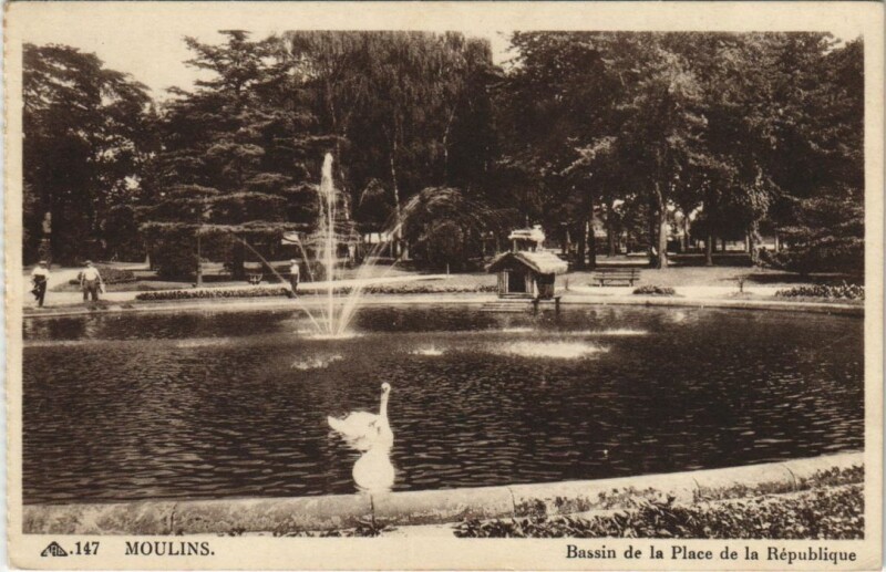 Carte postale ancienne Moulins Bassin de la Place de la Republique à Moulins