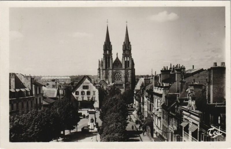 Carte postale ancienne Moulins Place d'Allier ,Eglise du Sacre Coeur à Moulins
