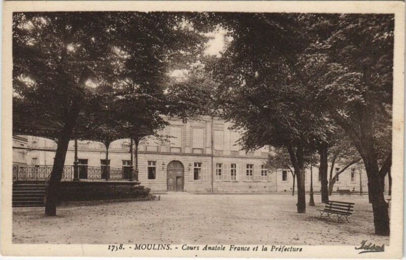 Carte postale ancienne Moulins Cours Anatole France et la Prefecture à Moulins