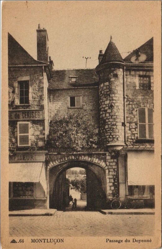 Carte postale ancienne Montlucon Passage du Doyenne
