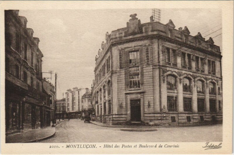 Carte postale ancienne Montlucon Hotel des Postes et Boulevard de Courtais