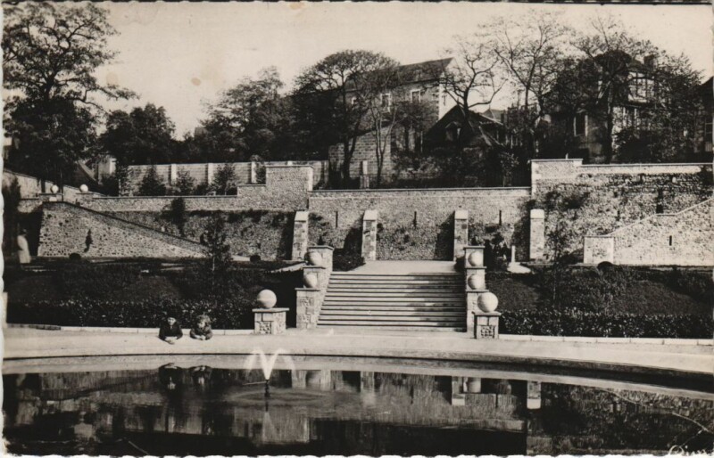 Carte postale ancienne Montlucon Le nouveau Jardin