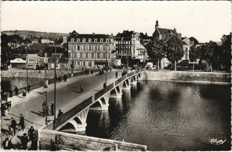 Carte postale ancienne Montlucon Pont Saint Pierre