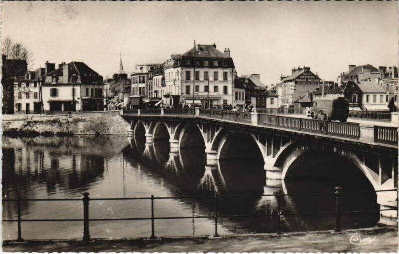 Carte postale ancienne Montlucon Pont Saint Pierre