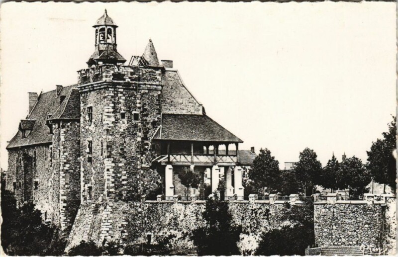 Carte postale ancienne Montlucon Le Vieux Chateau