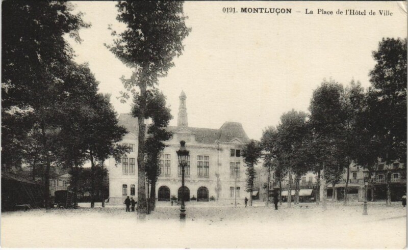 Carte postale ancienne Montlucon Place de l'Hotel de Ville