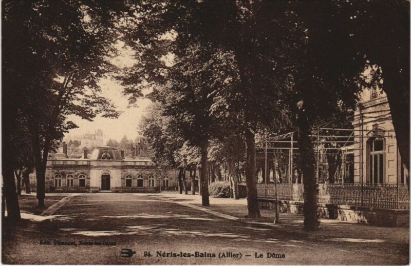 Carte postale ancienne Neris les Bains Le Dome