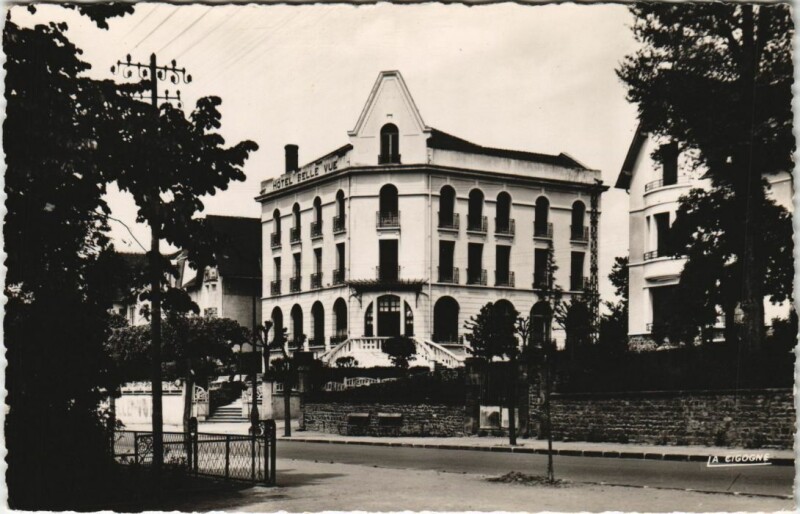 Carte postale ancienne Neris les Bains Hotel Bellevue