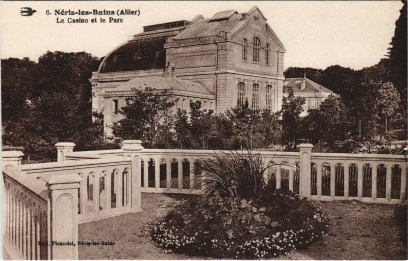 Carte postale ancienne Neris les Bains Le Casino et le Parc