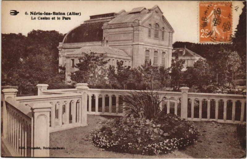 Carte postale ancienne Neris les Bains Le Casino et le Parc