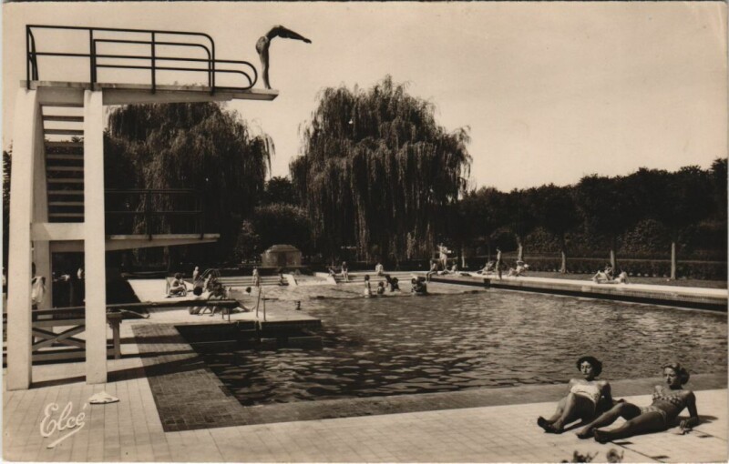 Carte postale ancienne Vichy vue d'ensemble de la Piscine du Sporting à Vichy