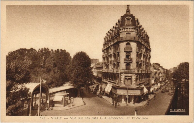Carte postale ancienne Vichy vue sur les rues G.-Clemenceau et Pt Wilson à Vichy