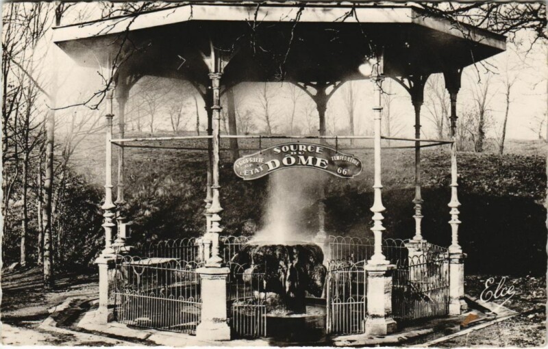 Carte postale ancienne Vichy Source du Dome à Vichy