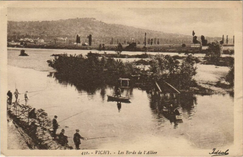 Carte postale ancienne Vichy Les Bords de l'Allier à Vichy