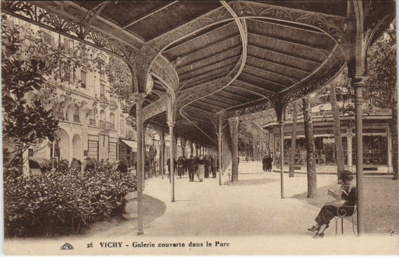 Carte postale ancienne Vichy Galerie couverte dans le Parc à Vichy