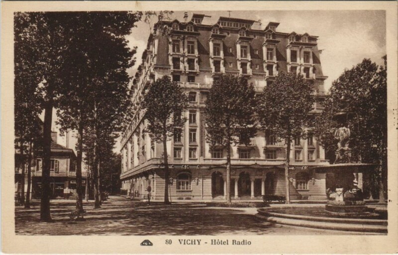 Carte postale ancienne Vichy Hotel Radio à Vichy