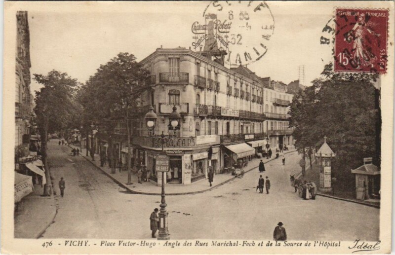 Carte postale ancienne Vichy Place Victor Hugo à Vichy
