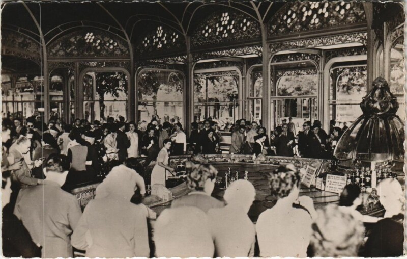 Carte postale ancienne Vichy Hall des Sources à Vichy