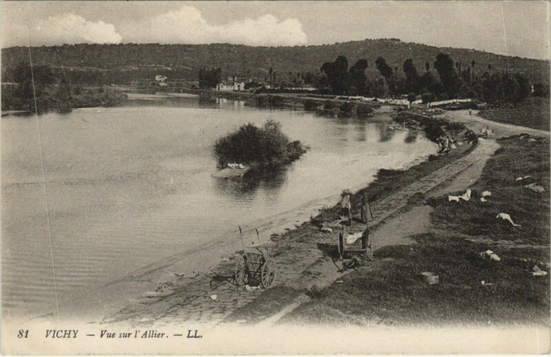 Carte postale ancienne Vichy vue sur l'Allier à Vichy