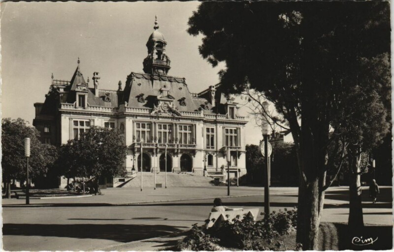 Carte postale ancienne Vichy Hotel de Ville à Vichy