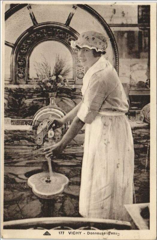 Carte postale ancienne Vichy Donneuse d'eau à Vichy