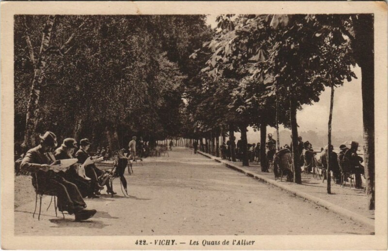 Carte postale ancienne Vichy Les Quais de l'Allier à Vichy