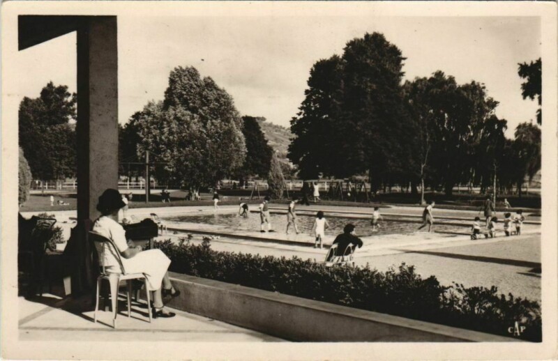 Carte postale ancienne Vichy Le Parc d'Enfants ,La Piscine à Vichy
